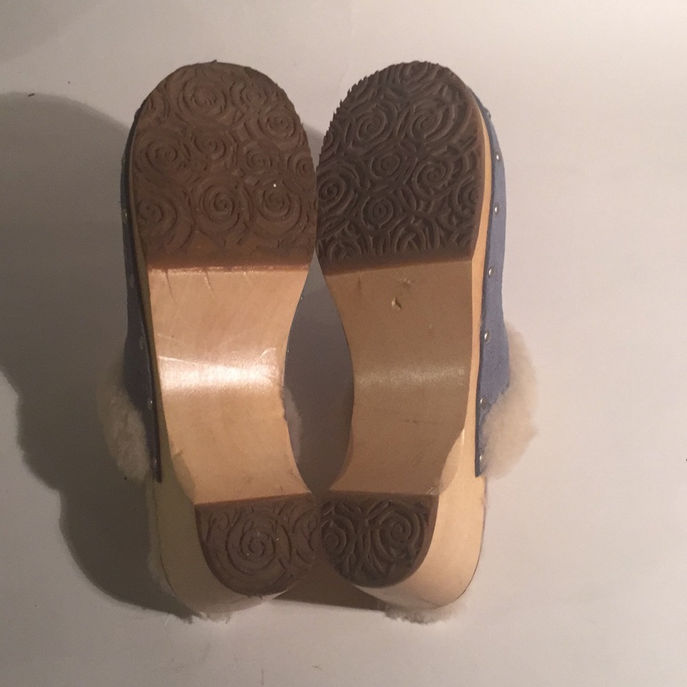 SOLD. Almost New Ugg Clog - Picture 5 of 9